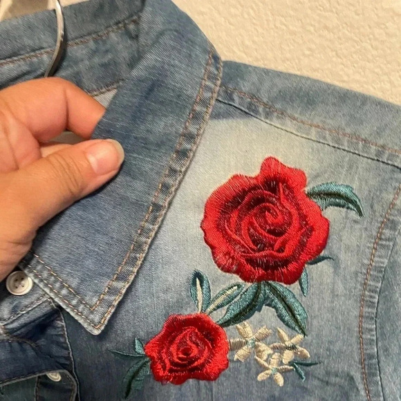Cavalini denim collection embroidered roses button‎ down shirt size Small - Picture 2 of 5